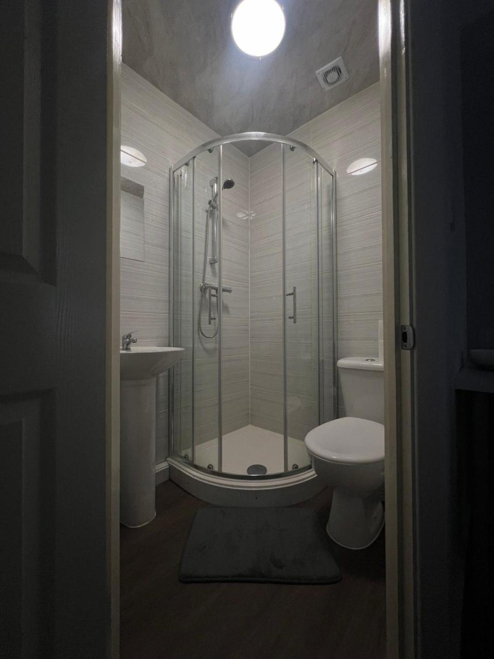 Deluxe Ensuite Double Room With Ensuite Coventry Ngoại thất bức ảnh