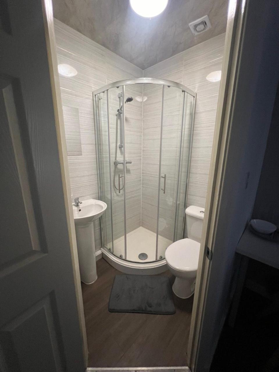Deluxe Ensuite Double Room With Ensuite Coventry Ngoại thất bức ảnh